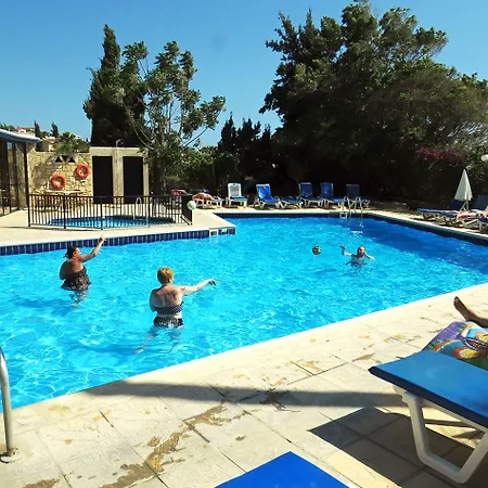 Hilltop Gardens Aparthotel 3*