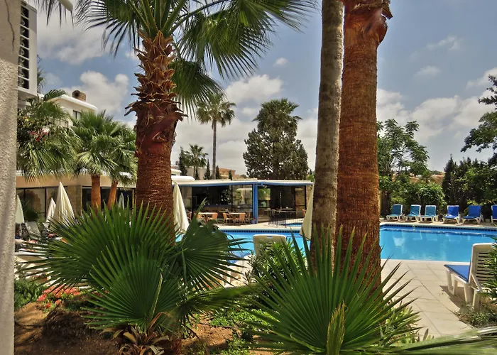 Hilltop Gardens מלון דירות