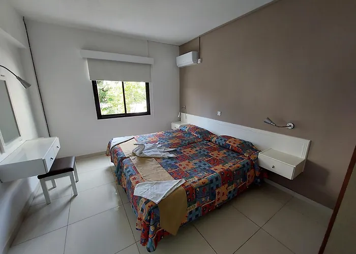 Hilltop Gardens 3* פאפוס